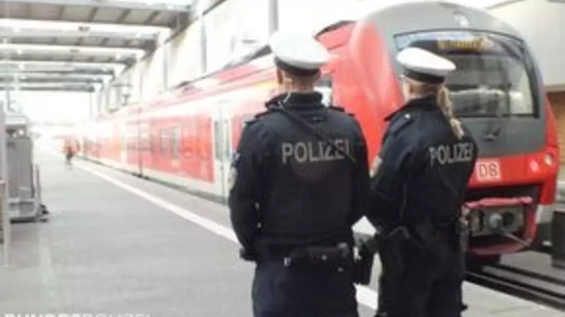 Bundespolizeidirektion München: Haftrichtervorführung - Fahndung nach unbekanntem Exhibitionist - Bild: presseportal.de