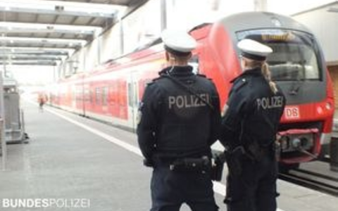 Bundespolizeidirektion München: Haftrichtervorführung - Fahndung nach unbekanntem Exhibitionist - Foto: presseportal.de