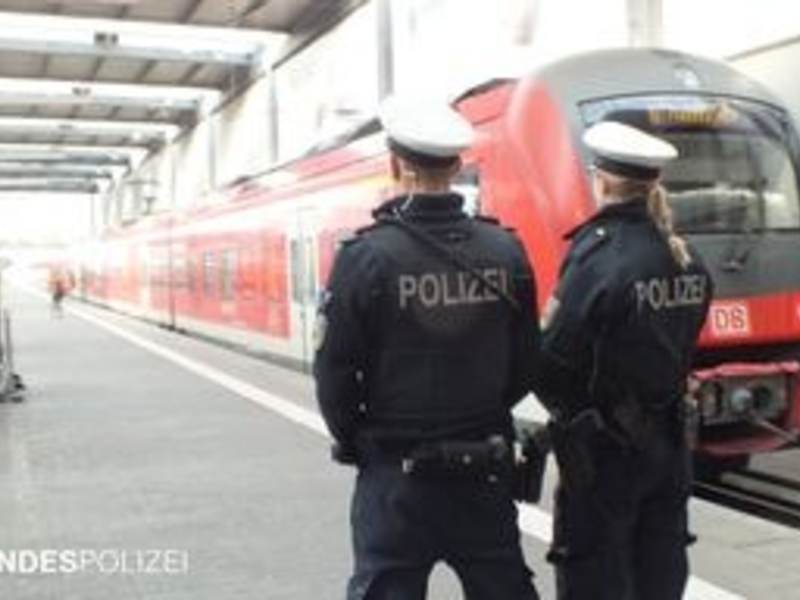 Bundespolizeidirektion München: Haftrichtervorführung - Fahndung nach unbekanntem Exhibitionist - Foto: presseportal.de