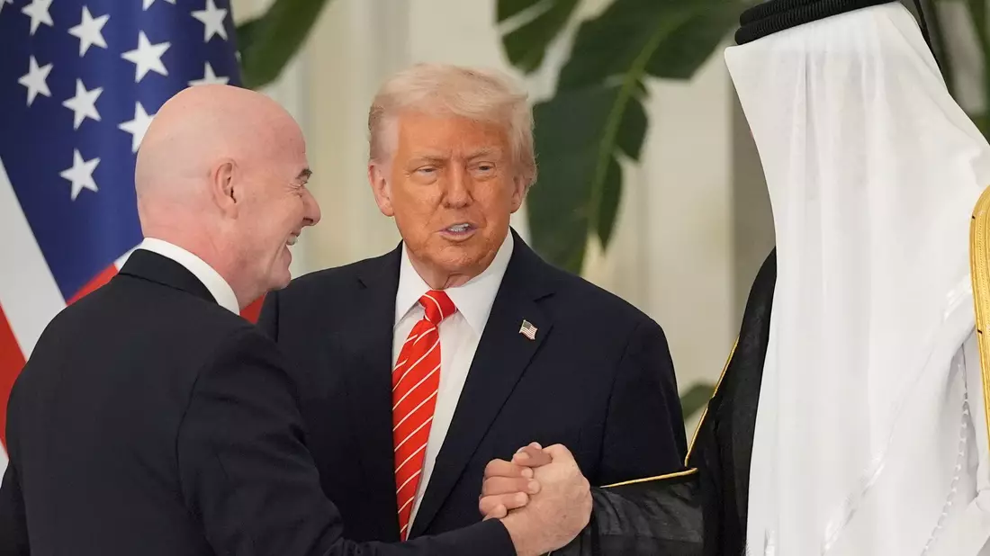 FIFA-Chef Infantino hält enge Bande zum US-Präsdienten und nach Saudi-Arabien.  - Bild: Alex Brandon/AP/dpa