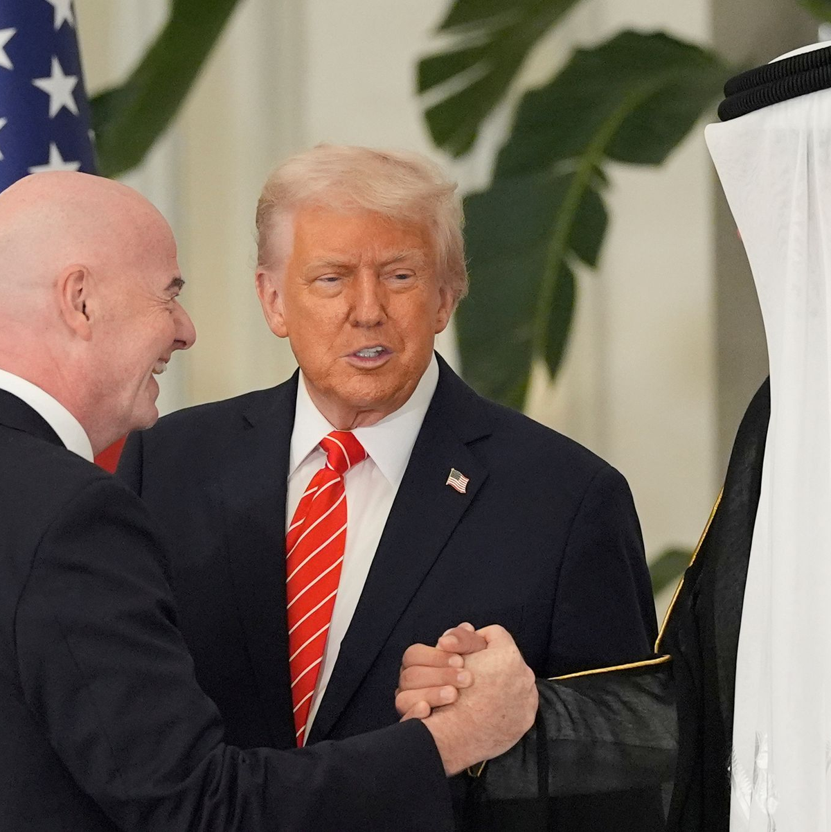 FIFA-Chef Infantino hält enge Bande zum US-Präsdienten und nach Saudi-Arabien.  - Foto: Alex Brandon/AP/dpa