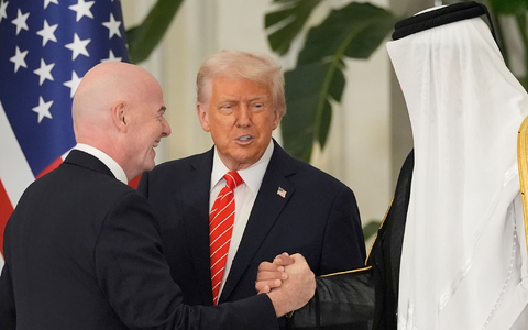 FIFA-Chef Infantino hält enge Bande zum US-Präsdienten und nach Saudi-Arabien.  - Foto: Alex Brandon/AP/dpa
