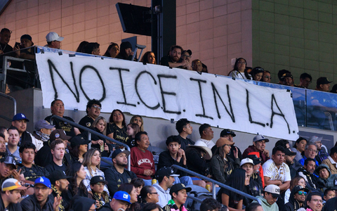 Auch im Fußball regt sich Protest gegen die Trump-Politik. - Foto: Javier Rojas/PI via ZUMA Press Wire/dpa
