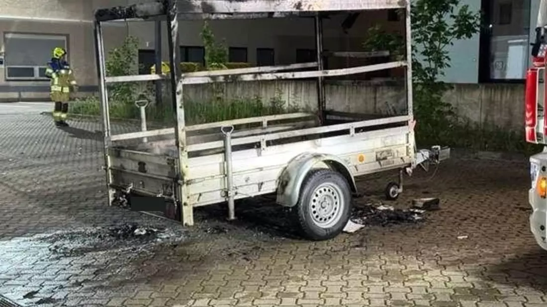 POL-WOB: Anhänger in Brand gesetzt - Polizei sucht Zeugen - Bild: presseportal.de