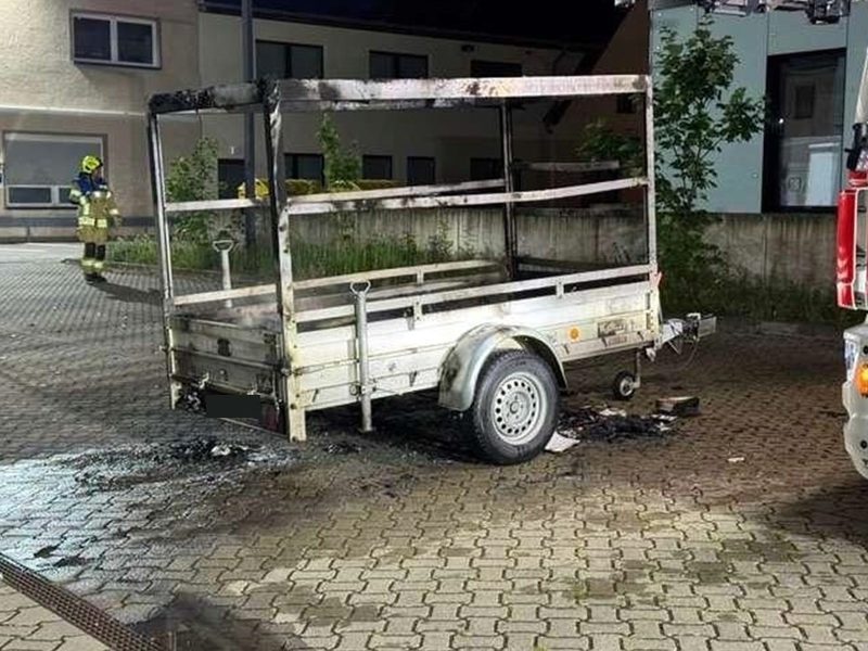 POL-WOB: Anhänger in Brand gesetzt - Polizei sucht Zeugen - Foto: presseportal.de