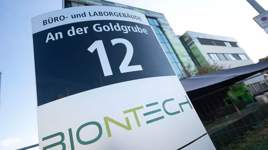 Ob der Milliardengewinne in der Pandemie wurde schon viel über die Adresse des Firmensitzes von Biontech gewitzelt. Das Unternehmen sitzt in Mainz in der Straße «An der Goldgrube». (Archivfoto) - Bild: Sebastian Gollnow/dpa