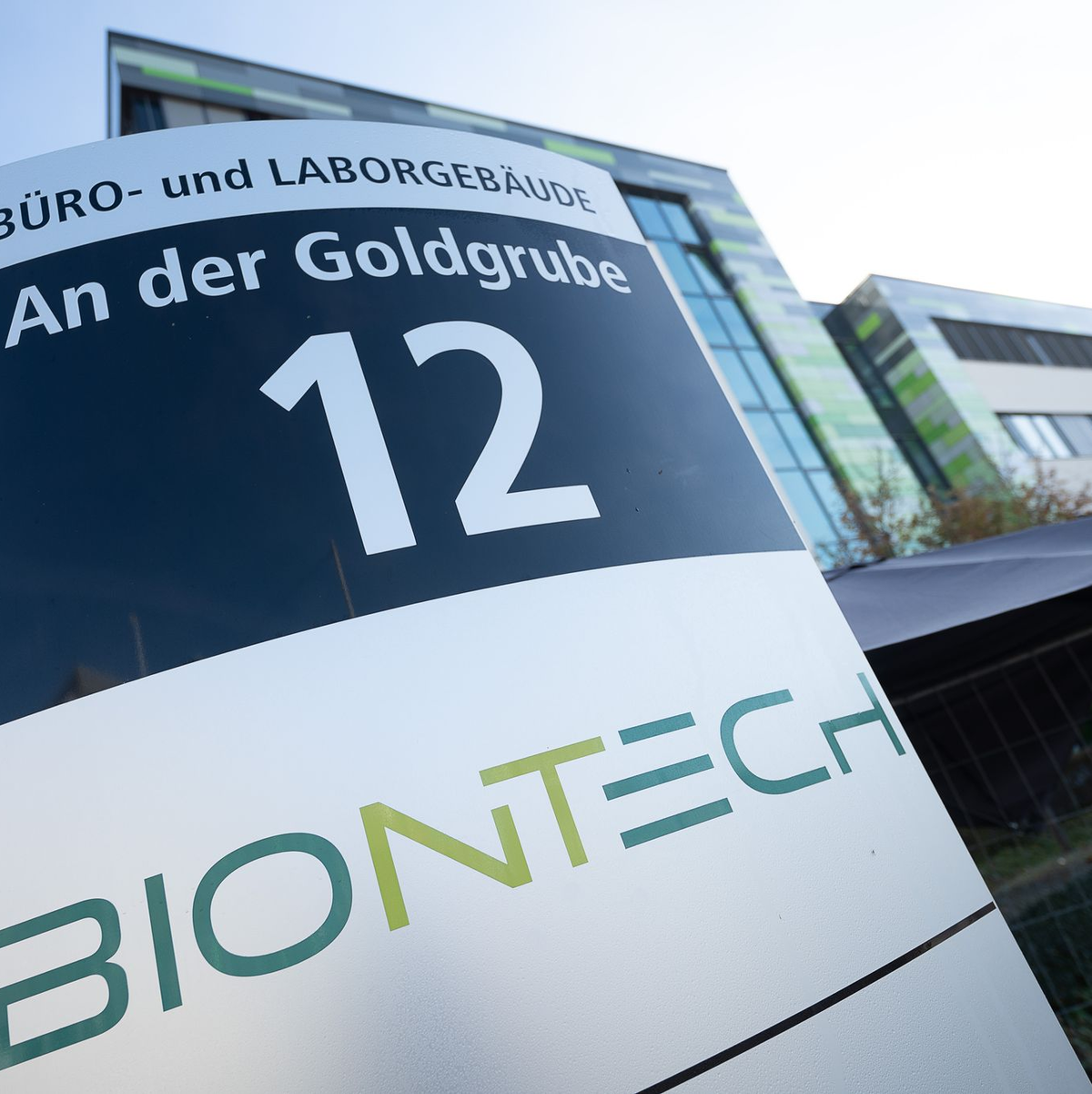 Ob der Milliardengewinne in der Pandemie wurde schon viel über die Adresse des Firmensitzes von Biontech gewitzelt. Das Unternehmen sitzt in Mainz in der Straße «An der Goldgrube». (Archivfoto) - Foto: Sebastian Gollnow/dpa