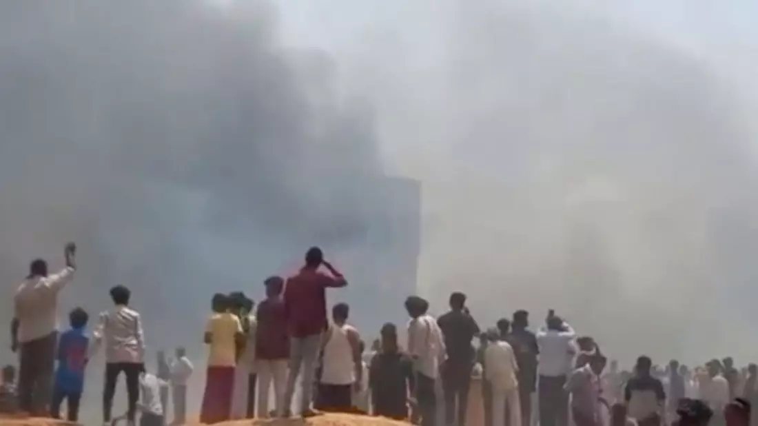Nach dem Absturz war in Ahmedabad Rauch zu sehen. - Bild: Mohan Nakum/Mohan Nakum/AP/dpa