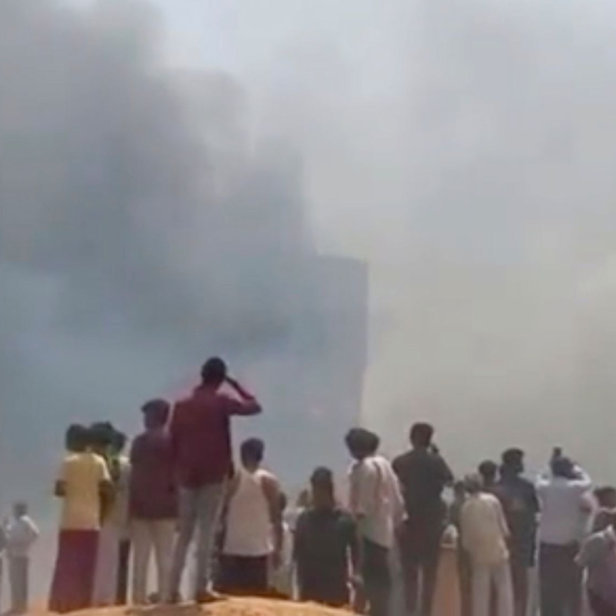 In den sozialen Medien verbreiteten sich zahlreiche Bilder und Videos. - Foto: Mohan Nakum/Mohan Nakum/AP/dpa