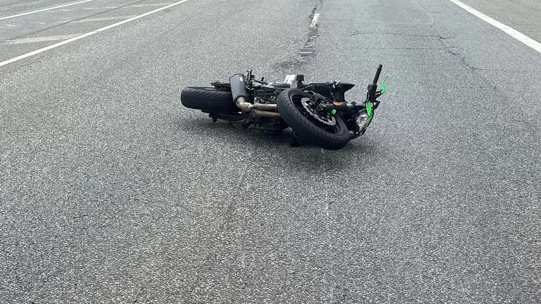 POL-MI: Motorradfahrer und Fußgängerin kollidieren - zwei Personen leichtverletzt - Bild: presseportal.de