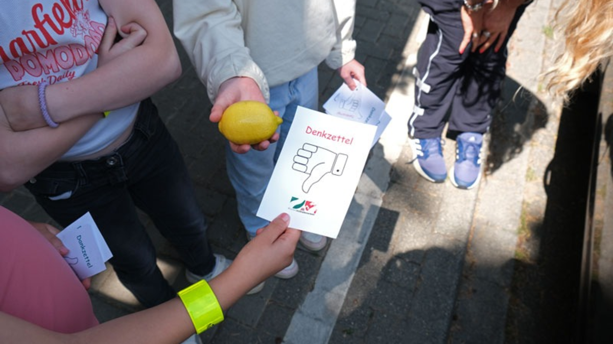 POL-HS: Verkehrssicherheit: Grundschüler verteilen Dank- und Denkzettel an Autofahrer - Foto: presseportal.de