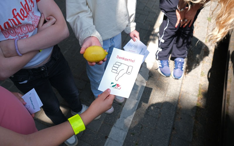POL-HS: Verkehrssicherheit: Grundschüler verteilen Dank- und Denkzettel an Autofahrer - Foto: presseportal.de POL-HS: Verkehrssicherheit: Grundschüler verteilen Dank- und Denkzettel an Autofahrer - Foto: presseportal.de