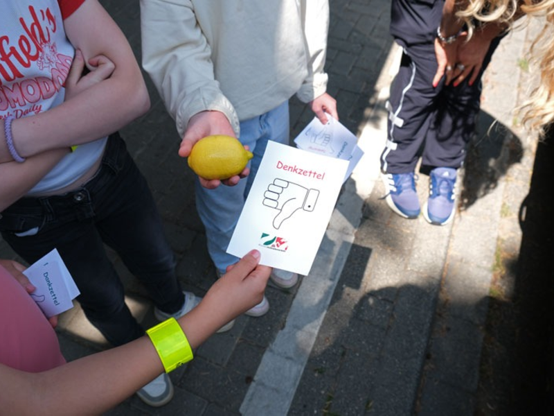 POL-HS: Verkehrssicherheit: Grundschüler verteilen Dank- und Denkzettel an Autofahrer - Foto: presseportal.de