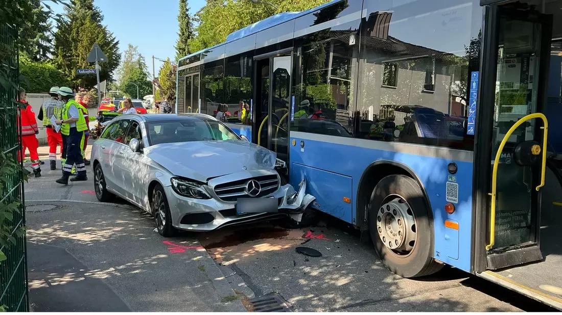 FW-M: Unfall mit Bus endet glimpflich (Trudering-Riem) - Bild: presseportal.de