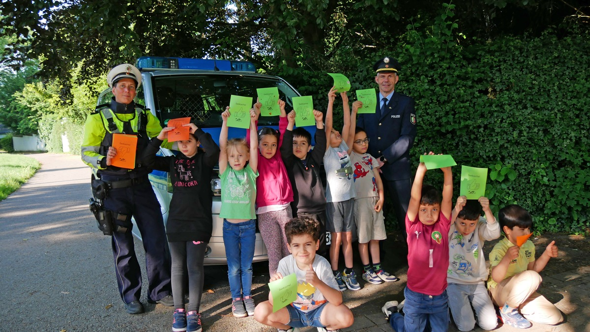 POL-HA: Daumen hoch oder Daumen runter? - Schulkinder und Polizei verteilen Dank- und Denkzettel - Foto: presseportal.de
