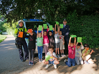 POL-HA: Daumen hoch oder Daumen runter? - Schulkinder und Polizei verteilen Dank- und Denkzettel - Foto: presseportal.de