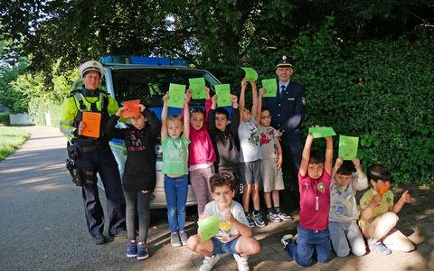 POL-HA: Daumen hoch oder Daumen runter? - Schulkinder und Polizei verteilen Dank- und Denkzettel - Foto: presseportal.de