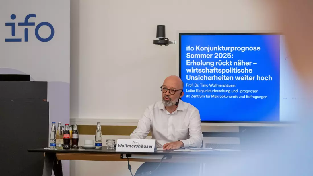 Ifo-Konjunkturchef ist für 2026 optimistisch. Die längerfristigen Wachstumsperspektiven jedoch bleiben mau. - Bild: Leonie Asendorpf/dpa