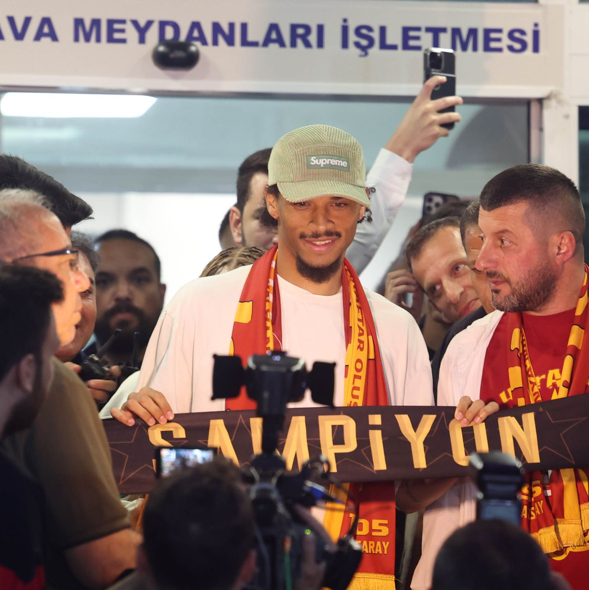Fans von Galatasaray begrüßten Leroy Sané mit einem Plakat. - Foto: Murat Akbas/dpa