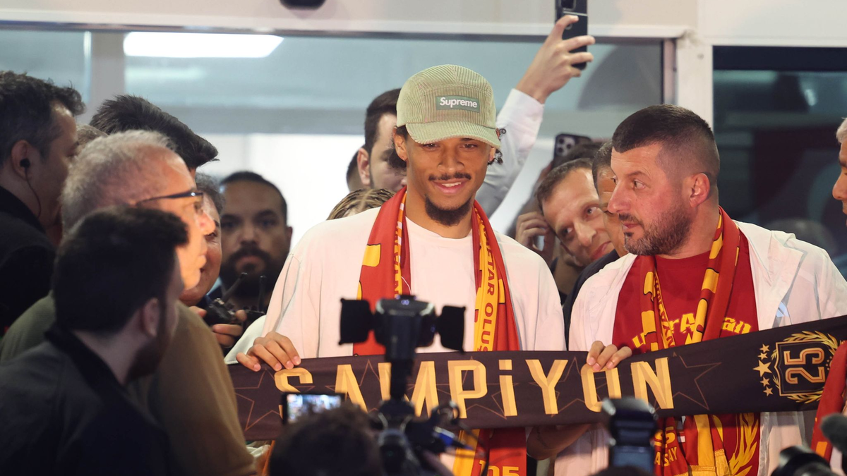Fans von Galatasaray begrüßten Leroy Sané mit einem Plakat. - Foto: Murat Akbas/dpa
