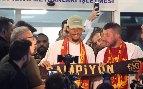 Fans von Galatasaray begrüßten Leroy Sané mit einem Plakat. - Foto: Murat Akbas/dpa