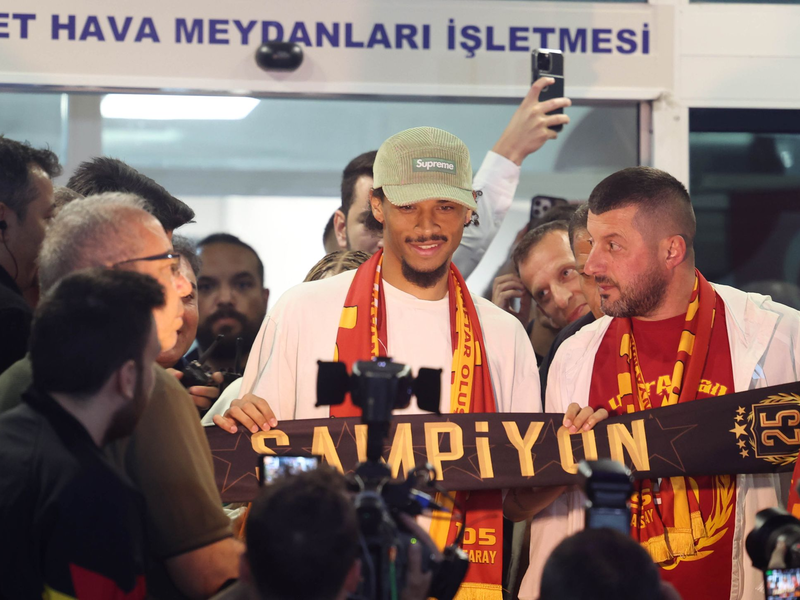 Fans von Galatasaray begrüßten Leroy Sané mit einem Plakat. - Foto: Murat Akbas/dpa