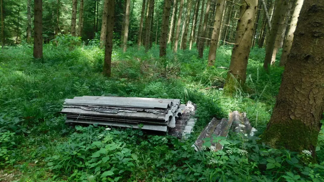 POL-UL: (UL) Obermarchtal - Eternitplatten illegal entsorgt / Bei Ermittlungen wegen einer Umweltstraftat hofft die Polizei auf Zeugenhinweise. - Bild: presseportal.de