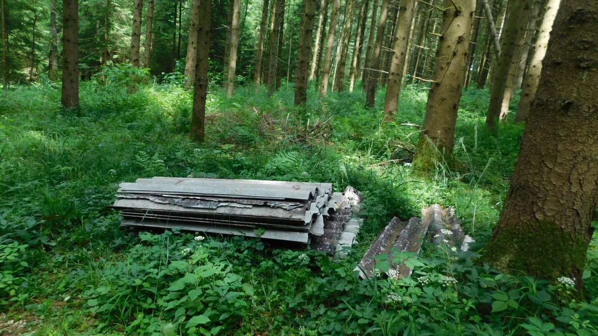 POL-UL: (UL) Obermarchtal - Eternitplatten illegal entsorgt / Bei Ermittlungen wegen einer Umweltstraftat hofft die Polizei auf Zeugenhinweise. - Foto: presseportal.de