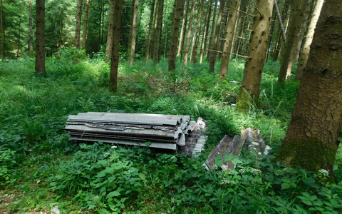 POL-UL: (UL) Obermarchtal - Eternitplatten illegal entsorgt / Bei Ermittlungen wegen einer Umweltstraftat hofft die Polizei auf Zeugenhinweise. - Foto: presseportal.de