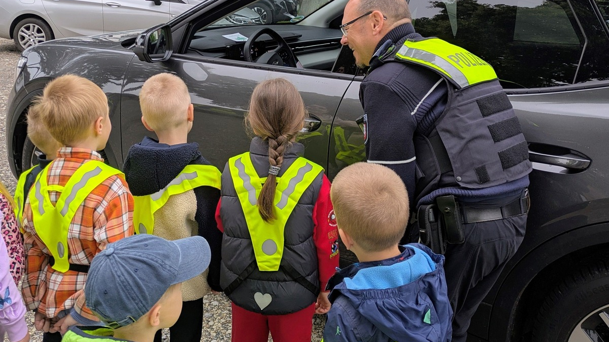 POL-LIP: Kreis Lippe/Augustdorf. Kita-Kinder verteilen Dank- und Denkzettel - Landesweite Aktionswoche #SicherImStrassenverkehr. - Foto: presseportal.de