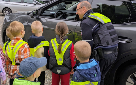 POL-LIP: Kreis Lippe/Augustdorf. Kita-Kinder verteilen Dank- und Denkzettel - Landesweite Aktionswoche #SicherImStrassenverkehr. - Foto: presseportal.de POL-LIP: Kreis Lippe/Augustdorf. Kita-Kinder verteilen Dank- und Denkzettel - Landesweite Aktionswoche #SicherImStrassenverkehr. - Foto: presseportal.de