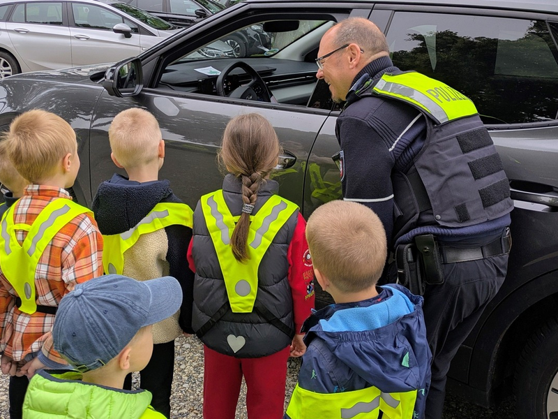 POL-LIP: Kreis Lippe/Augustdorf. Kita-Kinder verteilen Dank- und Denkzettel - Landesweite Aktionswoche #SicherImStrassenverkehr. - Foto: presseportal.de