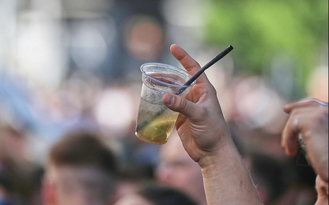 Ein Mann hält ein alkoholisches Getränk hoch (Archiv) - Foto: über dts Nachrichtenagentur