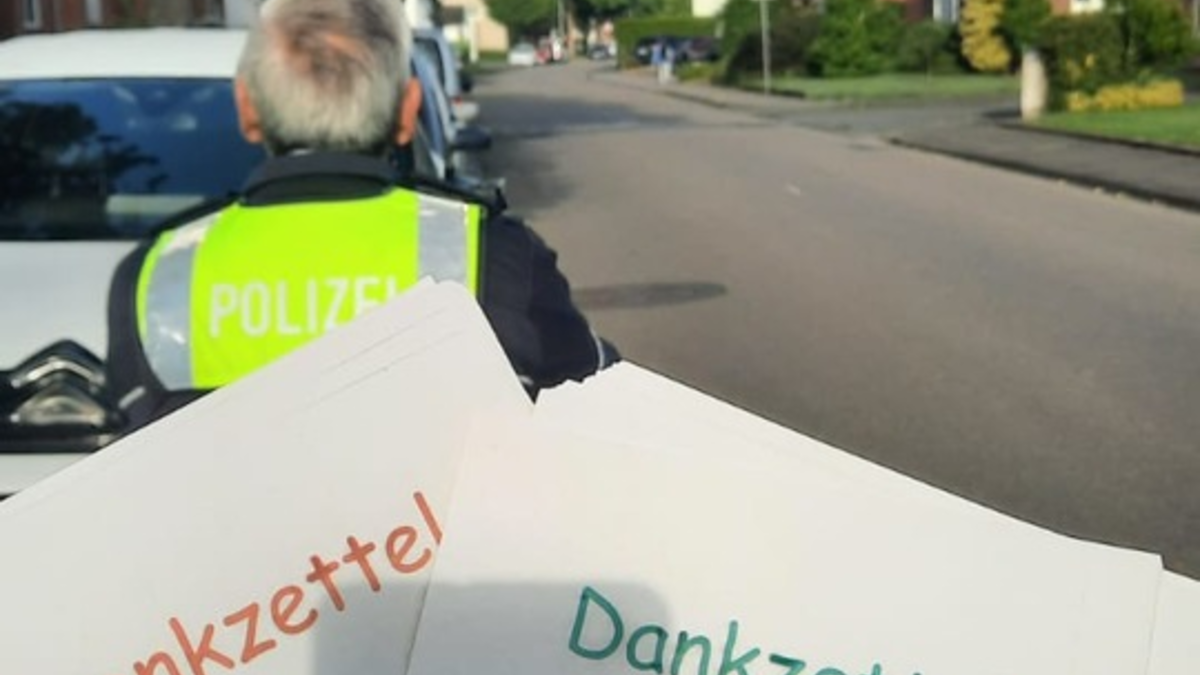 POL-COE: Coesfeld/Grundschüler verteilen Dank- und Denkzettel - Foto: presseportal.de