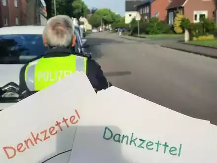 POL-COE: Coesfeld/Grundschüler verteilen Dank- und Denkzettel - Foto: presseportal.de