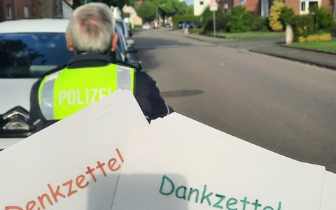 POL-COE: Coesfeld/Grundschüler verteilen Dank- und Denkzettel - Foto: presseportal.de