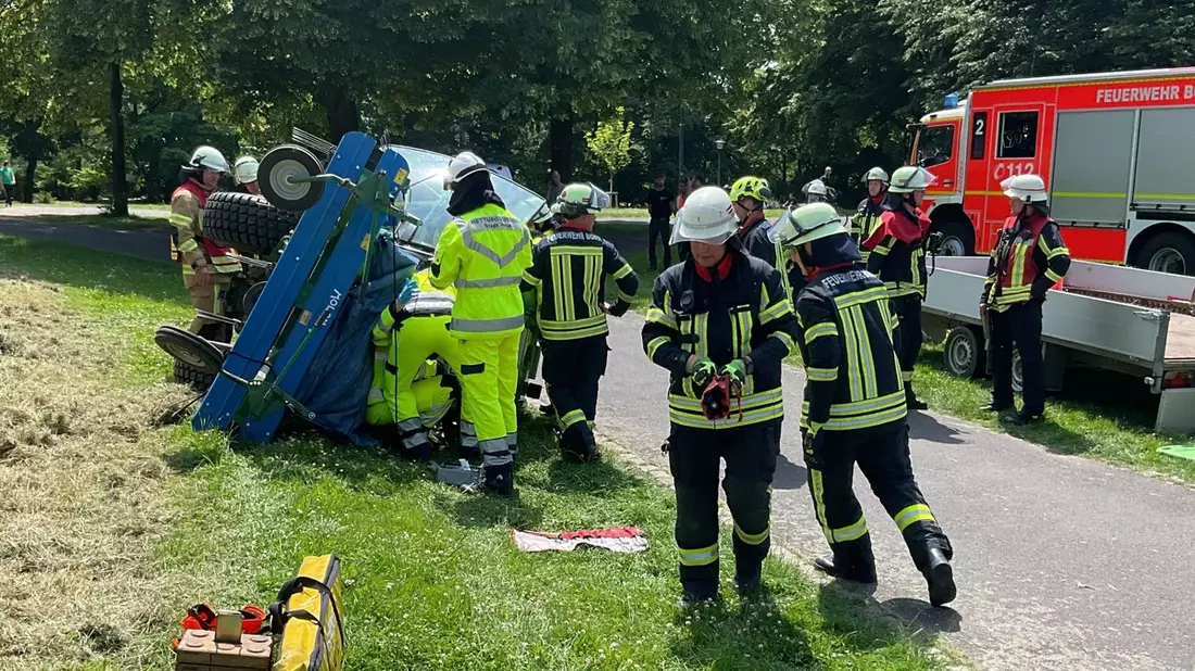 FW-BN: Arbeitsunfall in der Beueler Rheinaue - Arbeiter unter Traktor eingeklemmt - Bild: presseportal.de