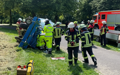 FW-BN: Arbeitsunfall in der Beueler Rheinaue - Arbeiter unter Traktor eingeklemmt - Foto: presseportal.de FW-BN: Arbeitsunfall in der Beueler Rheinaue - Arbeiter unter Traktor eingeklemmt - Foto: presseportal.de