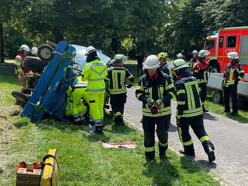 FW-BN: Arbeitsunfall in der Beueler Rheinaue - Arbeiter unter Traktor eingeklemmt - Foto: presseportal.de