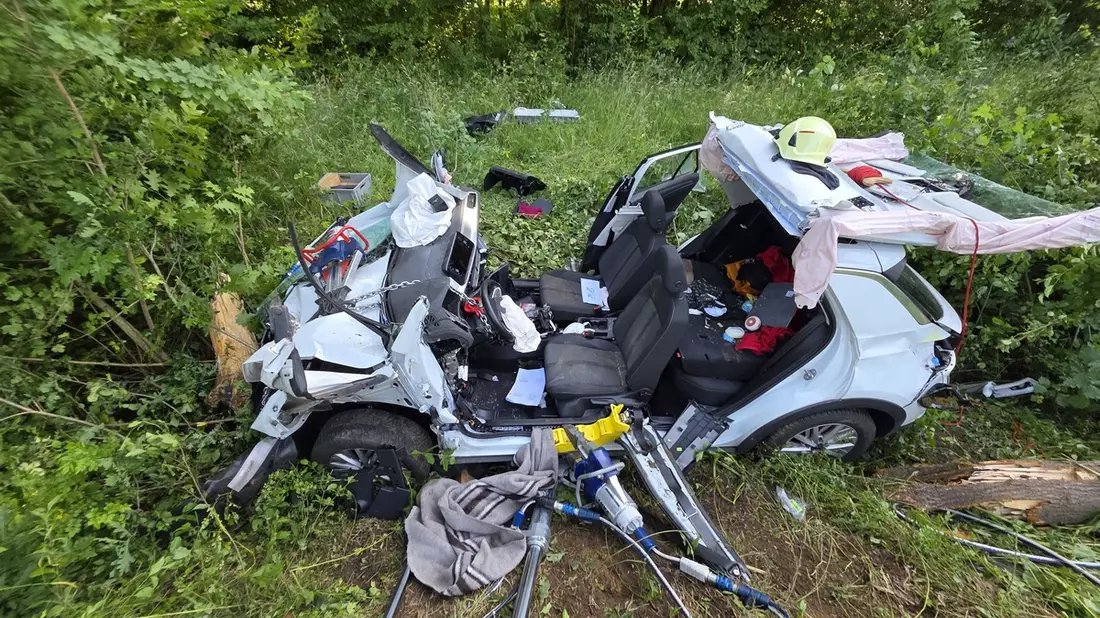 FW Grevenbroich: Feuerwehr Grevenbroich rettet Schwerverletzten aus Autowrack - Bild: presseportal.de