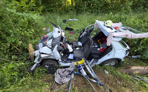 FW Grevenbroich: Feuerwehr Grevenbroich rettet Schwerverletzten aus Autowrack - Foto: presseportal.de