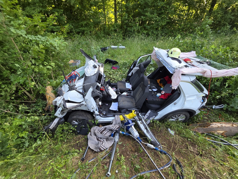 FW Grevenbroich: Feuerwehr Grevenbroich rettet Schwerverletzten aus Autowrack - Foto: presseportal.de