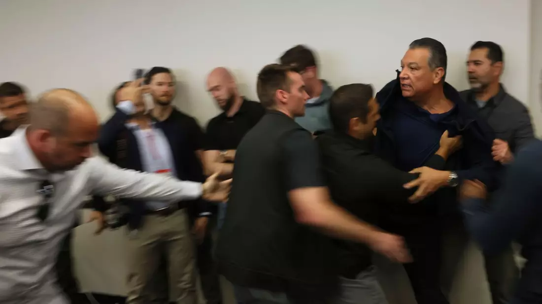 Ob den Einsatzkräften bewusst war, dass es sich um einen amtierenden US-Senator handelte, war zunächst unklar. - Bild: Etienne Laurent/FR172066 AP/dpa