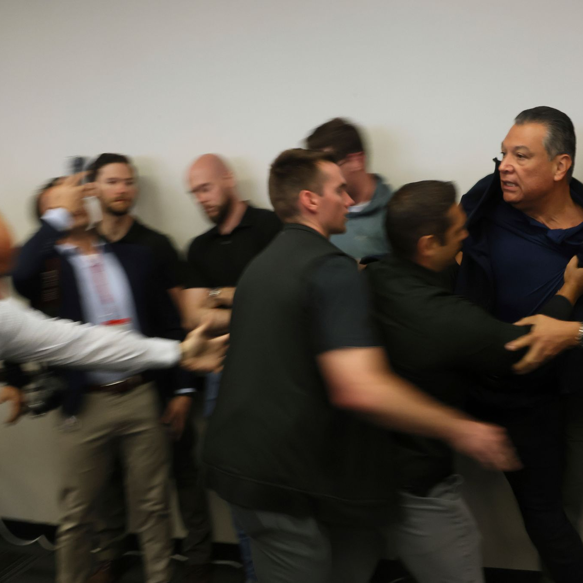 Ob den Einsatzkräften bewusst war, dass es sich um einen amtierenden US-Senator handelte, war zunächst unklar. - Foto: Etienne Laurent/FR172066 AP/dpa