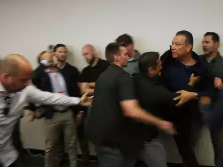 Ob den Einsatzkräften bewusst war, dass es sich um einen amtierenden US-Senator handelte, war zunächst unklar. - Foto: Etienne Laurent/FR172066 AP/dpa