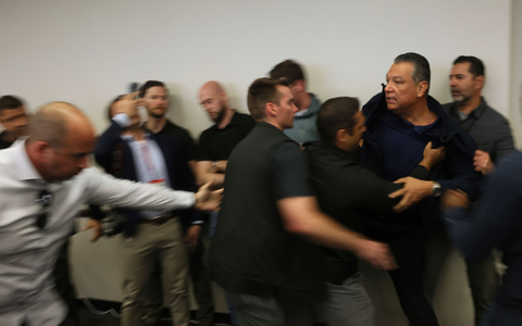 Ob den EinsatzkrÀften bewusst war, dass es sich um einen amtierenden US-Senator handelte, war zunÀchst unklar. - Foto: Etienne Laurent/FR172066 AP/dpa Ob den EinsatzkrÀften bewusst war, dass es sich um einen amtierenden US-Senator handelte, war zunÀchst unklar. - Foto: Etienne Laurent/FR172066 AP/dpa