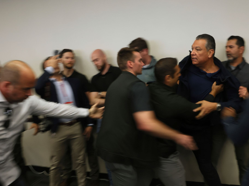 Ob den Einsatzkräften bewusst war, dass es sich um einen amtierenden US-Senator handelte, war zunächst unklar. - Foto: Etienne Laurent/FR172066 AP/dpa