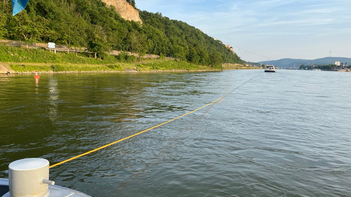 PP-ELT: Festfahrung eines Baggerschiffes an der Südspitze der Rheininsel Niederwerth - Foto: presseportal.de