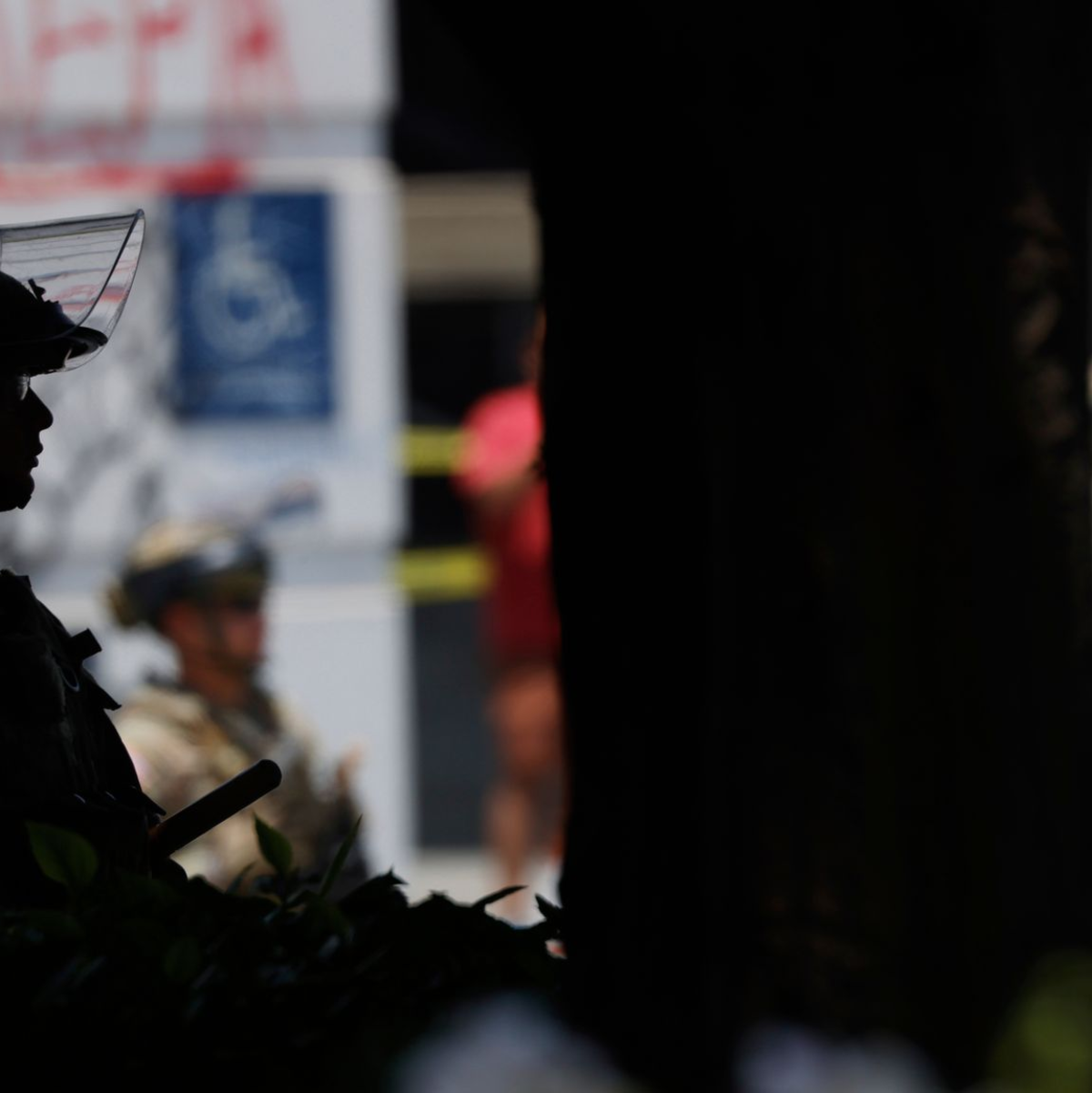 Vorangegangen waren der Entsendung Demonstrationen und Razzien. - Foto: Etienne Laurent/AP/dpa