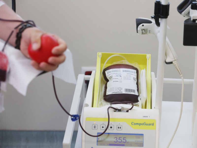 Der Auffangbeutel für eine Blutspende liegt auf einem Tisch in einem Blutspendezentrum. (Archivbild) - Foto: Bodo Schackow/dpa